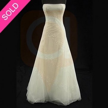2G019 - Vera Wang Wedding Dress -   SIZE 10 - IVORY